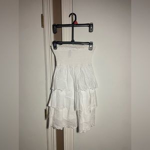 White strapless flowy dress very stretchy